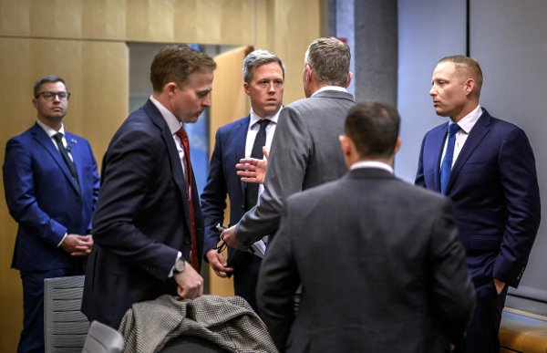 US Secretary of the Army Daniel Driscoll (C) speaks with US staff after a closed-door talks with the Ukrainian delegation on a US plan to end the war in Ukraine at the US Mission in Geneva, on November 23, 2025. US Secretary of State Marco Rubio arrived in Geneva on November 23, 2025 morning for discussions on a US plan to end the Ukraine war, after Washington signalled room for negotiation on the controversial proposal. Ukrainian, European and Canadian officials were also gathering in the Swiss city. (Photo by Fabrice COFFRINI / AFP)