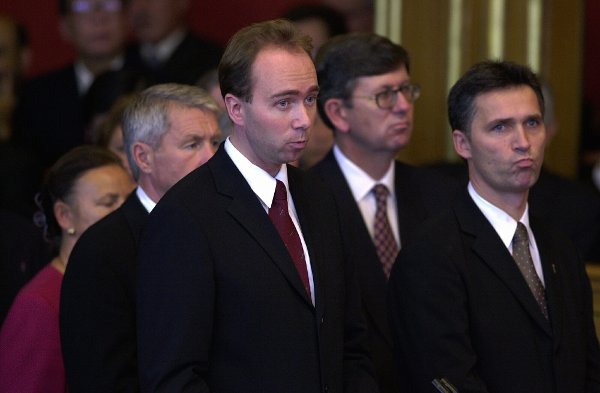 OSLO 20011010. Stortingets åpning. Statsminister og statsråder, enn så lenge, lytter til trontalen under åpningen det 146. ordentlige Storting. F.h.: statsminister Jens Stoltenberg, forsvarsminister Bjørn Tore Godal, kirke- og undervisningsminister Trond Giske (taler) og delvis skjult: utenriksminister Thorbjørn Jagland.
Foto: Erlend Aas / NTB