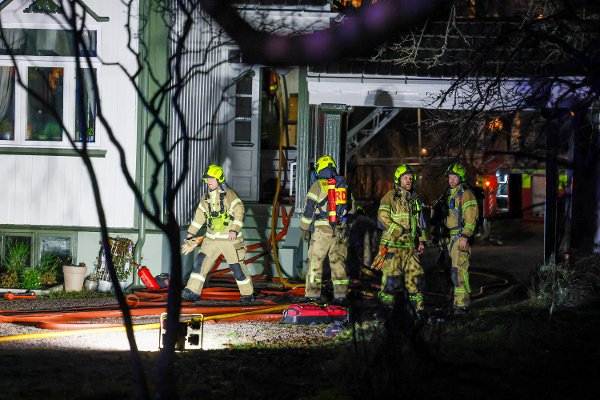 Oslo 20251115.
Det brenner i en bolig på Hovseter i Oslo lørdag kveld.
Foto: Jonas Been Henriksen / NTB