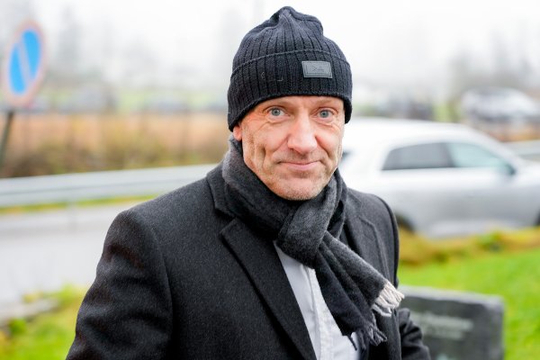 Nittedal 20251107. 
Den tidligere skiløperen Odd-Bjørn Hjelmeset før bisettelsen til tidligere skiløper Odd Martinsen. Han bisettes i Nittedal kirke fredag.
Foto: Gorm Kallestad / NTB