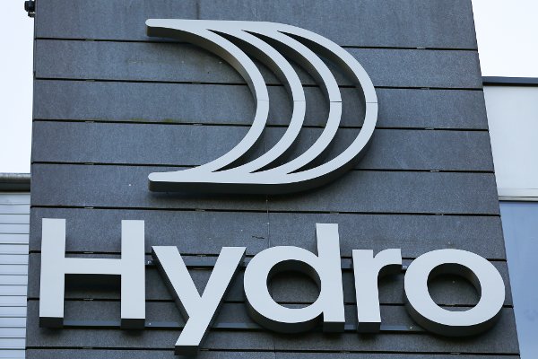 LYSAKER  20181003.
Norsk Hydro sin nye logo utenfor kontorene på Lysaker.
Foto: Fredrik Hagen / NTB