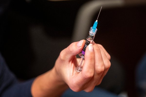 Oslo 20241024. 
Illustrasjonsbilde av en sprøyte med influensa vaksine som gis i armen til en pasient.
Foto: Heiko Junge / NTB  
