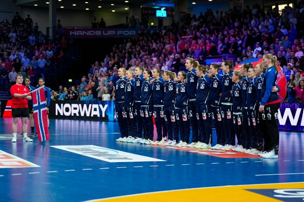 Trier, Tyskland 20251129.
Det norske laget før gruppespillkampen i håndball-VM for kvinner mellom Kasakhstan og Norge i SWT Arena.
Foto: Beate Oma Dahle / NTB
