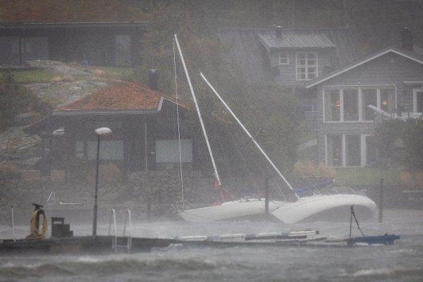 Sandefjord 20251004.
Ekstremværet Amy vil prege været fra utpå fredag til lørdag ettermiddag. Meteorologisk institutt har utstedt flere farevarsler, og Sør-Norge får værforhold som kan påvirke transport og utendørsaktiviteter gjennom helgen.
Foto: Trond R. Teigen / NTB