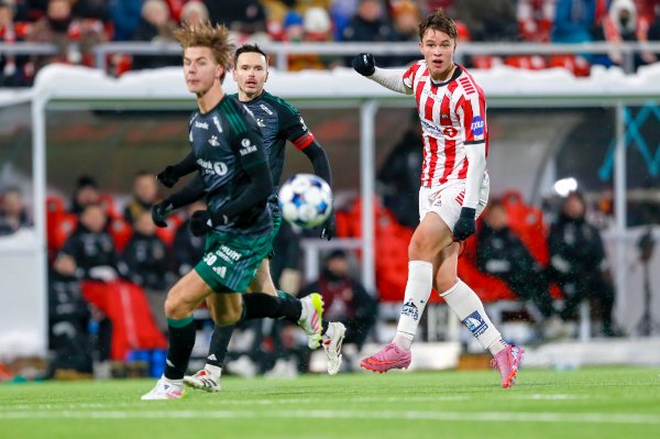 Tromsø 20251122. 
Rosenborgs Håkon Singsdal Volden og Ole Kristian Selnæs, og Tromsøs Mads Enggård under eliteseriekampen i fotball mellom Tromsø og Rosenborg på Romssa Arena.
Foto: Rune Stoltz Bertinussen / NTB