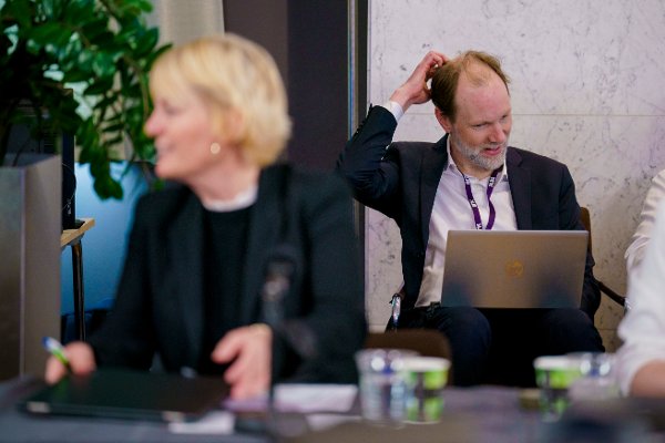 Oslo 20230420. 
Kringkastingssjef Vibeke Fürst Haugen og Utenriksredaktør i NRK, Sigurd Falkenberg Mikkelsen, i møte i Kringkastingsrådet i møterom Balkongen på NRK Marienlyst.
Foto: Stian Lysberg Solum / NTB