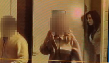 Tre personer går ut av en dør. Først to personer som er sladdet, så kommer Tina i døråpningen.