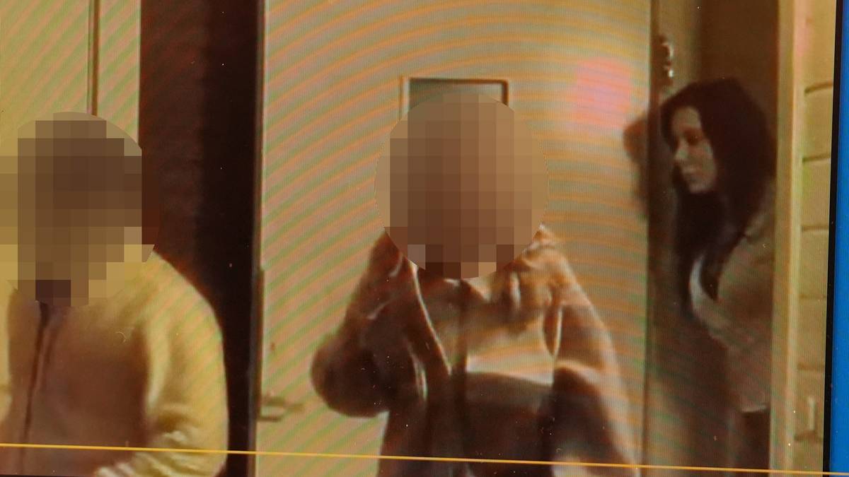 Tre personer går ut av en dør. Først to personer som er sladdet, så kommer Tina i døråpningen.