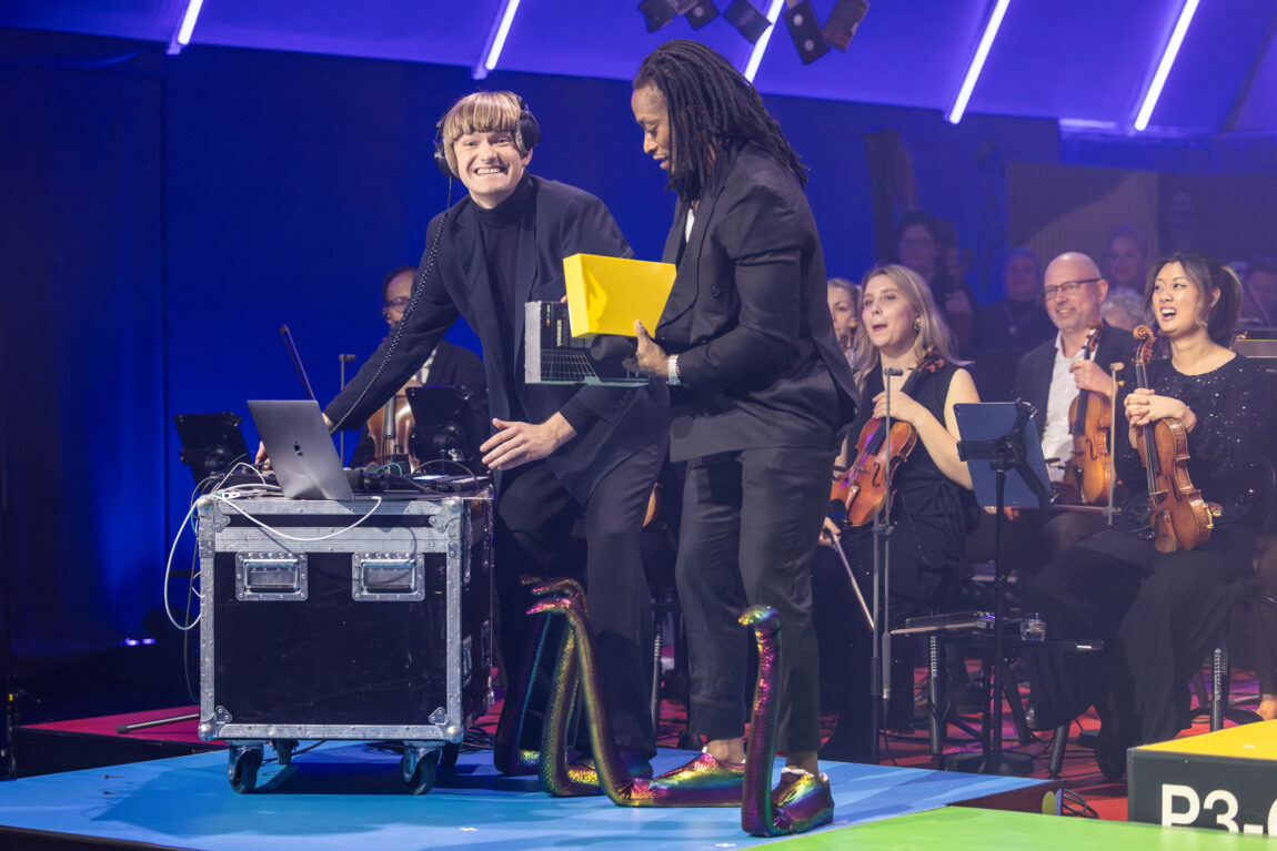 Ole Henry og Salum i dress med hver sin mikrofon på scenen.