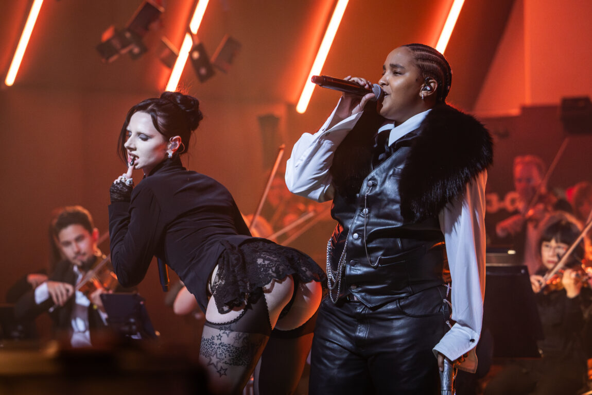 Sa_g og Musti på scenen og synger. Sa_g twerker, Musti rapper.