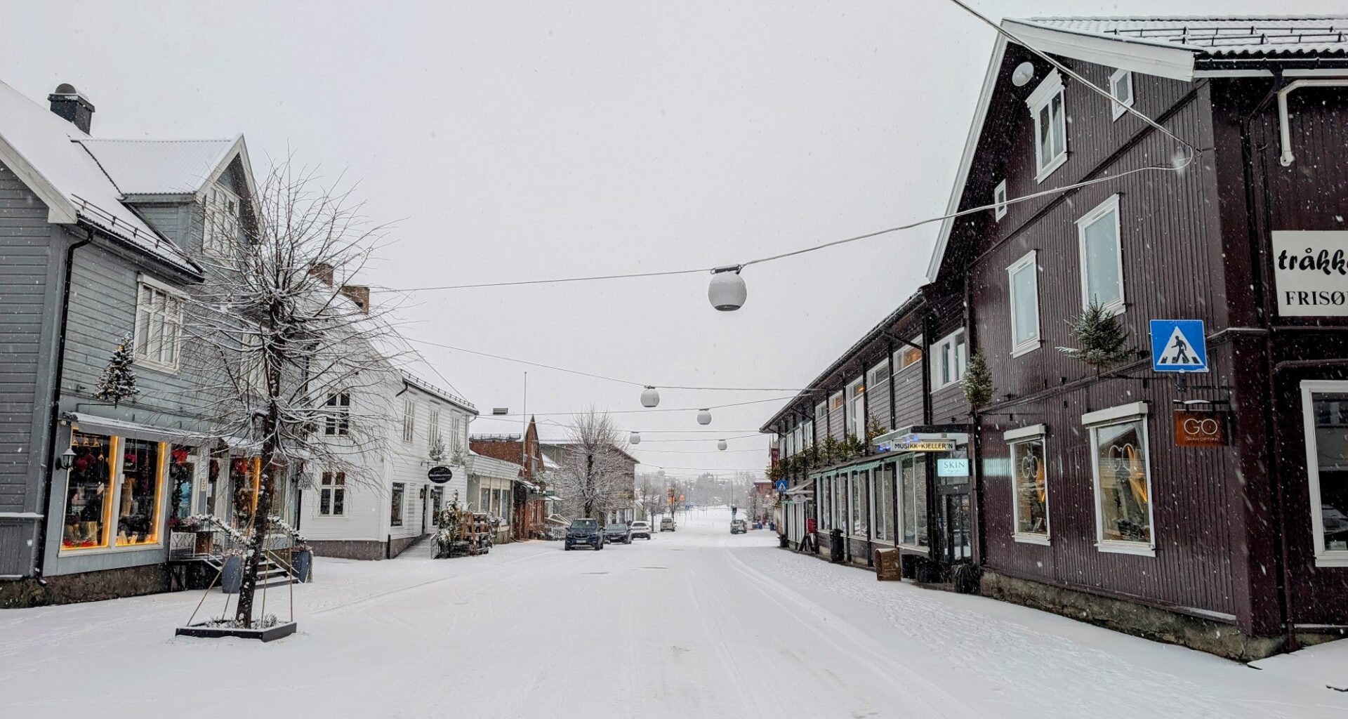 Nyheter, Vær | Snøen faller på Hadeland – Fare for glatte veger mandag