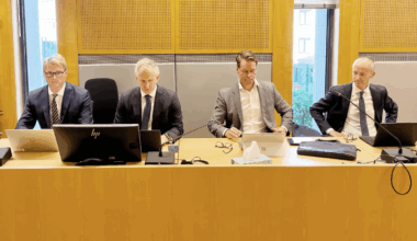 Statens benk i NH90-saken: Juridisk direktør Christian Mikkelsen (t.v.) i Forsvarsmateriell, advokat Jørgen Vangsnes fra Wikborg Rein, advokat Ole Kristian Rigland fra Regjeringsadvokaten og advokat Ola Nisja fra Wikborg Rein.