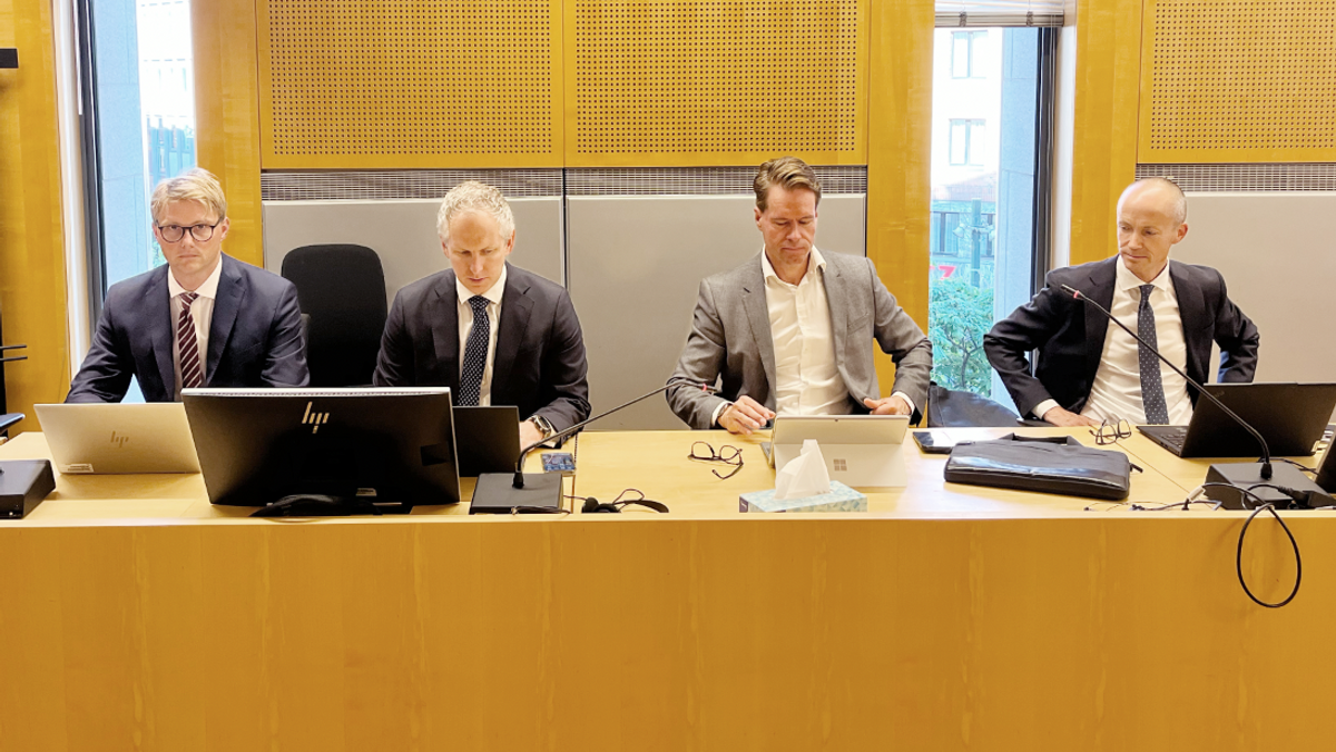 Statens benk i NH90-saken: Juridisk direktør Christian Mikkelsen (t.v.) i Forsvarsmateriell, advokat Jørgen Vangsnes fra Wikborg Rein, advokat Ole Kristian Rigland fra Regjeringsadvokaten og advokat Ola Nisja fra Wikborg Rein.