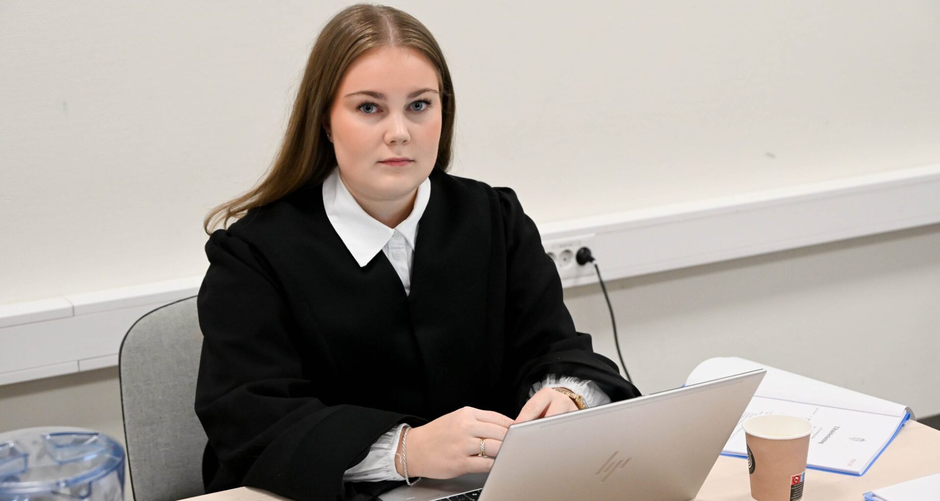 Politi, Promillekjører | Mener kvinne gjemte mann i skapet: – Jeg skulle aldri ha sluppet dem inn