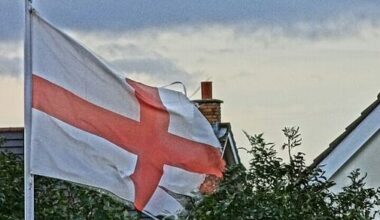 Det engelske flagget skaper "no go soner" for de ansatte
