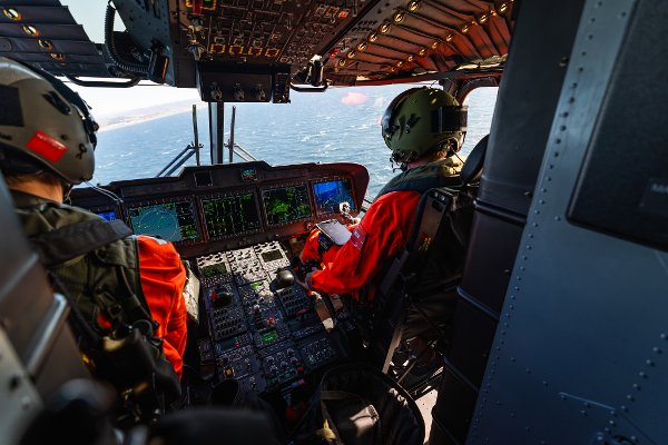 Bilde fra cockpit i redningshelikopteret SAR Queen som flyr over havet.