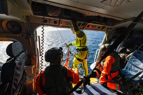 Redningsmann på vei ut døren på en treningstur utenfor Egersund.