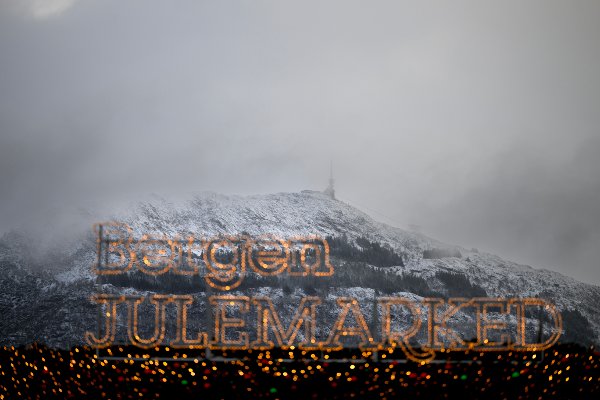 17 november, det er hvitt snøfall på Ulriken. På festplassen rigges det til Bergen Julemarked. 