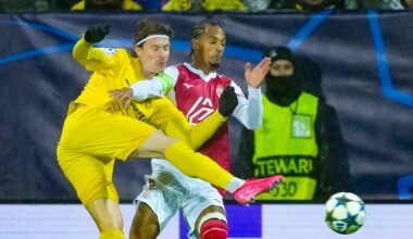 En gruppe fotballspillere på en bane