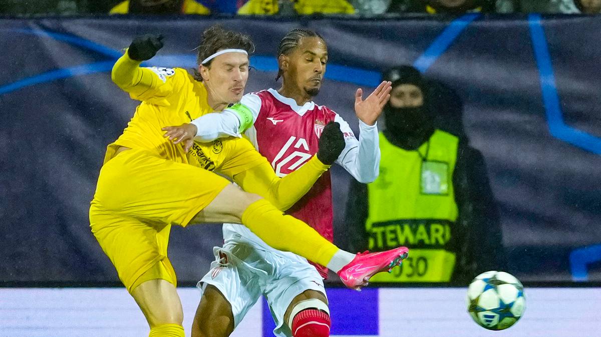 En gruppe fotballspillere på en bane