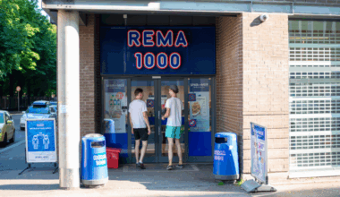 Dagligvarekjede kommer i julestemning: Setter prisene langt under Rema 1000 og Kiwi