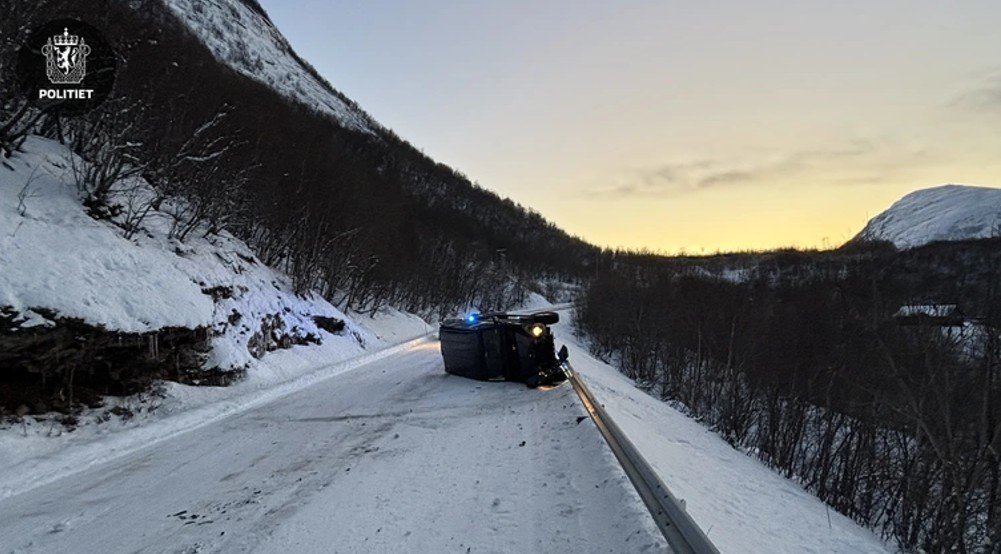 Trafikk, Nordland | Politiet kjørte i fjellvegg – snurret rundt og tippet i veibanen