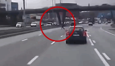 Trafikk og kollektiv, E6 | Fotgjenger kysset E6 i Oslo med masse trafikk