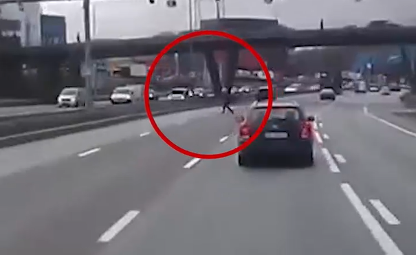 Trafikk og kollektiv, E6 | Fotgjenger kysset E6 i Oslo med masse trafikk