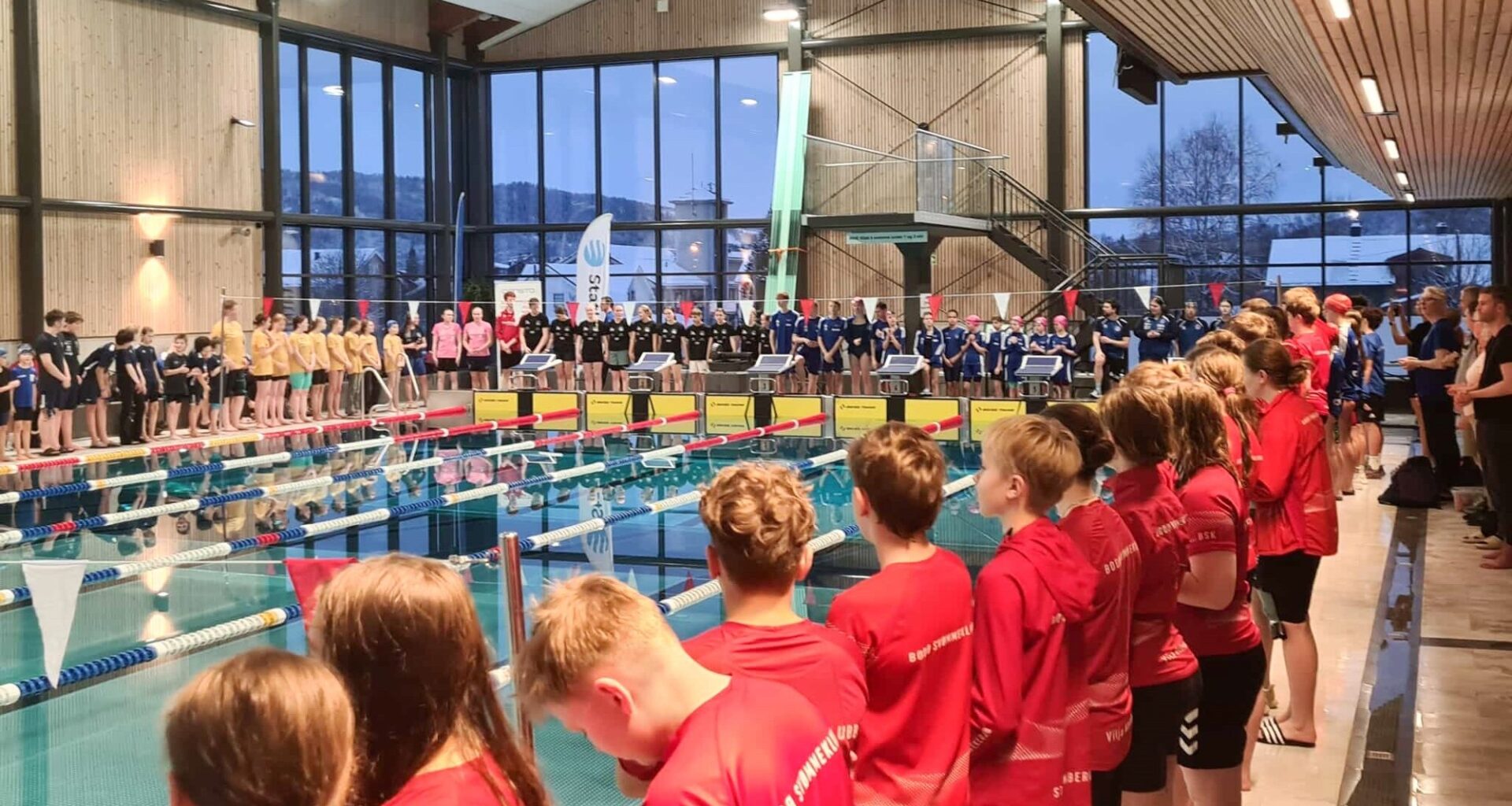 Sport, SIL | Svømmeklubben på stevne i ny-bassenget: – Fantastisk å reise på tur med så mange