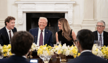 Donald Trump flankert av Marc Zuckerberg og Bill Gates. I løpet av det siste året har han og amerikanske teknologiselskaper kommet nærmere hverandre, og amerikansk lov tillater myndighetene å gripe dypt inn i selskapene hvis de anser det nødvendig.