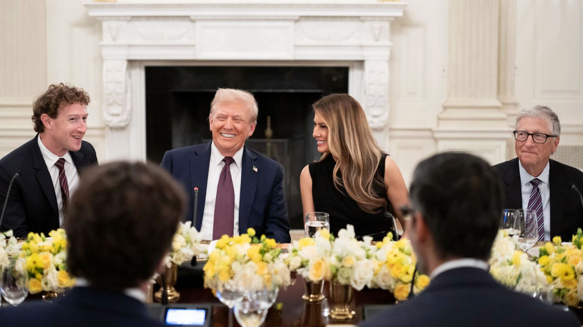 Donald Trump flankert av Marc Zuckerberg og Bill Gates. I løpet av det siste året har han og amerikanske teknologiselskaper kommet nærmere hverandre, og amerikansk lov tillater myndighetene å gripe dypt inn i selskapene hvis de anser det nødvendig.