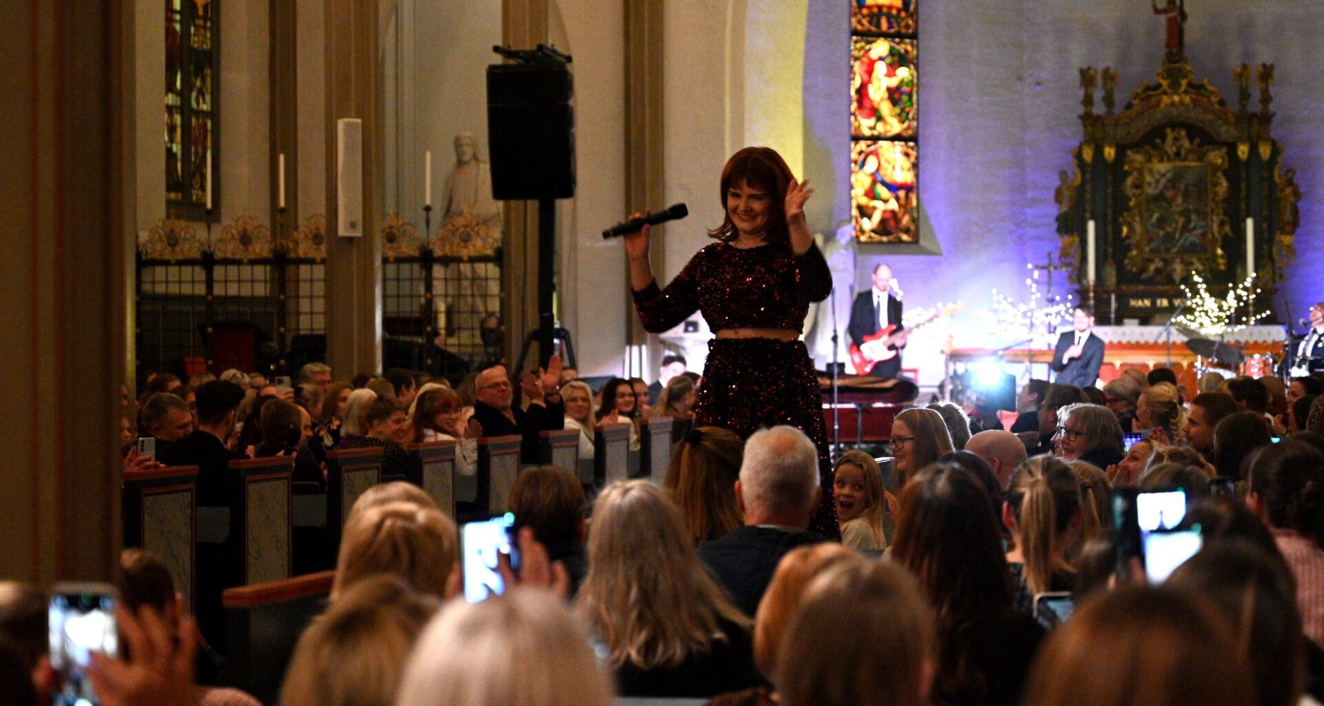 Juleshow, Ulrikke Brandstorp | Her synger Ulrikke Brandstorp fra kirkebenken: – Utrolig publikum