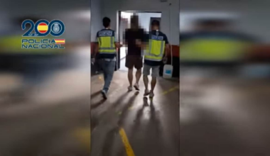 En mann blir arrestert av to politimenn