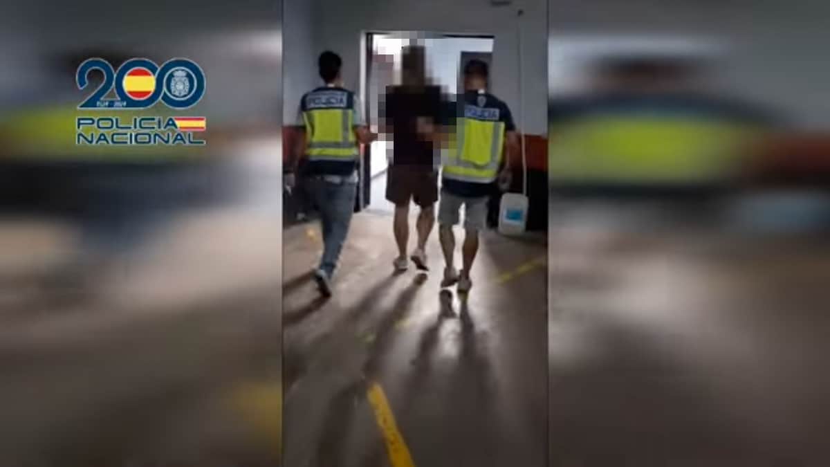 En mann blir arrestert av to politimenn