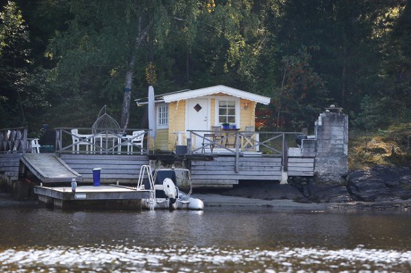 Elisabeth Andreassen må rive badebrygge, strandhus og en utepeis på eiendommen på Brønnøya. Nå har hun engasjert advokat John Christian Elden og varslet søksmål mot staten ved Kommunal- og distriktsdepartementet 