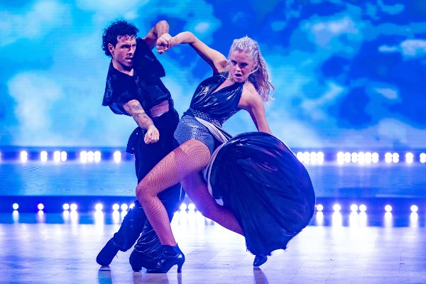 Tale Torjussen og Antonio Careri opptrer under generalprøven til program 8 av Skal vi danse 2025.
Foto: Thomas Andersen / TV 2