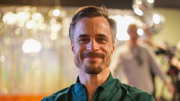 Viggo Venn ser rett inn i kamera på pressetreff til TV 2-prorgammet «Skal vi danse».