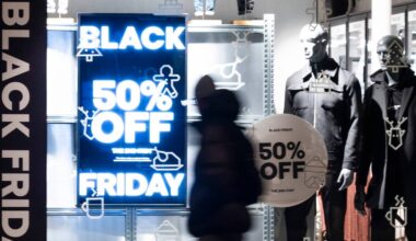 Oslo 20231124. Shoppingfenomener som Black Friday, Black Days, Black Week er godt synlig I butikkenes utstillingsvinduer på Karl Johan i Oslo