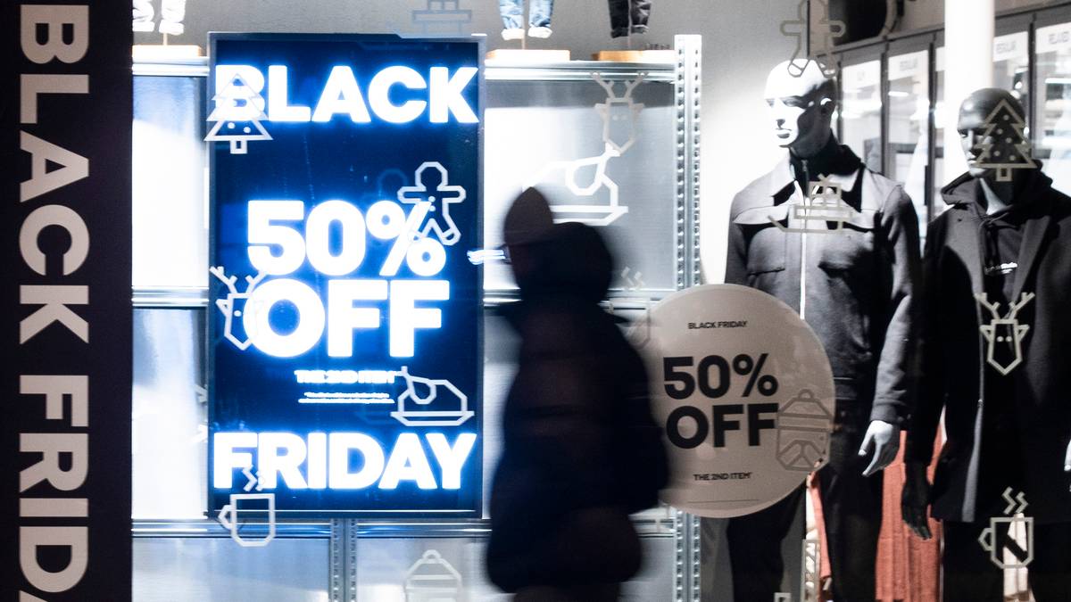Oslo 20231124. Shoppingfenomener som Black Friday, Black Days, Black Week er godt synlig I butikkenes utstillingsvinduer på Karl Johan i Oslo