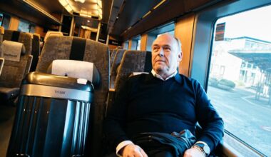 en mann som sitter på et tog