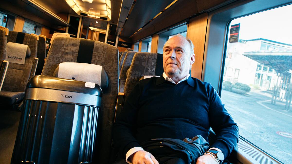 en mann som sitter på et tog