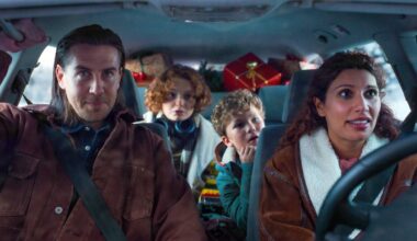 to voksne og to barn i en bil