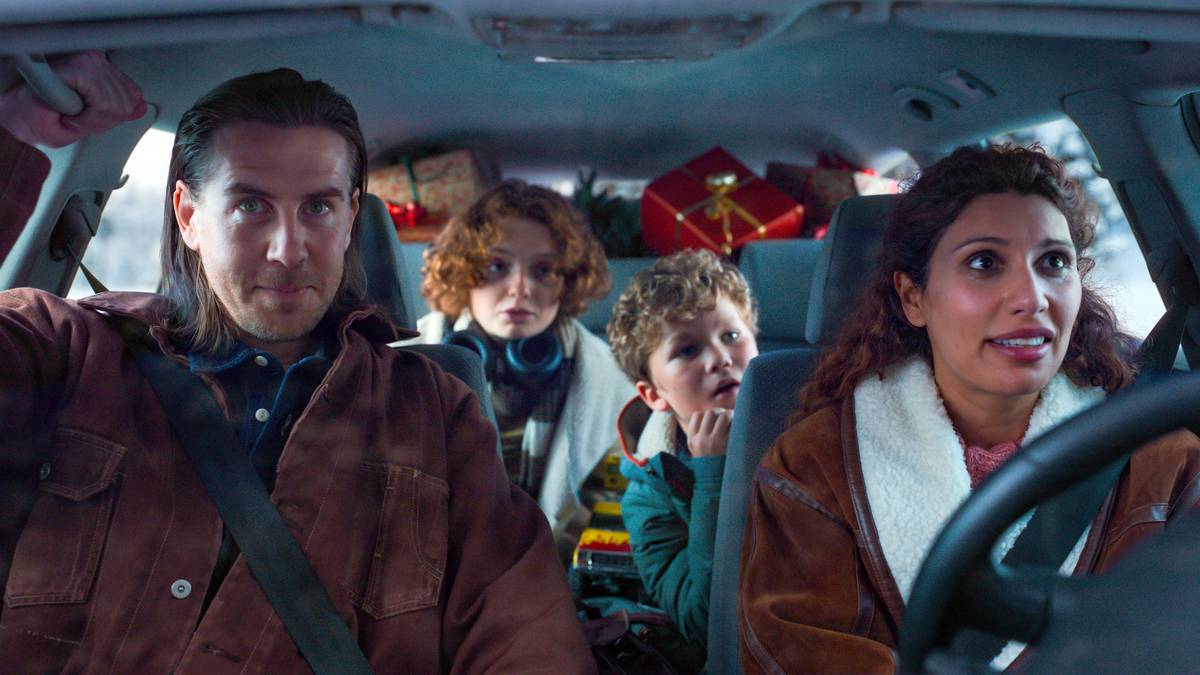 to voksne og to barn i en bil