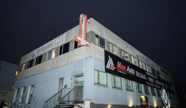 en bygning med et skilt på