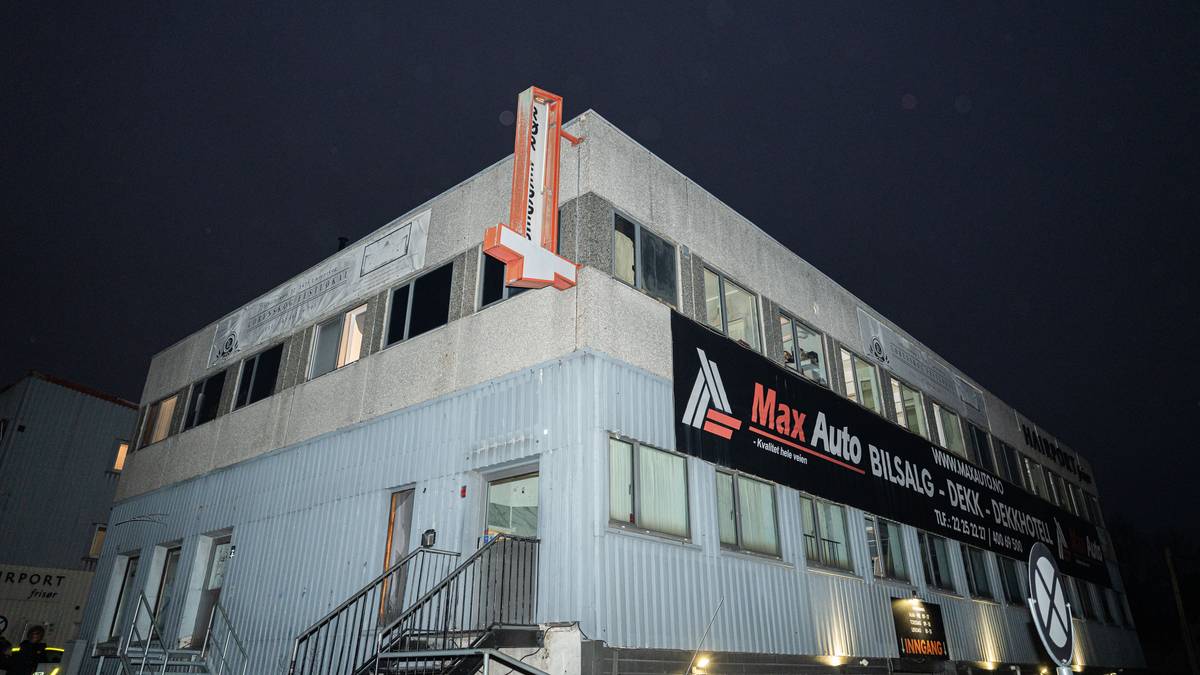 en bygning med et skilt på