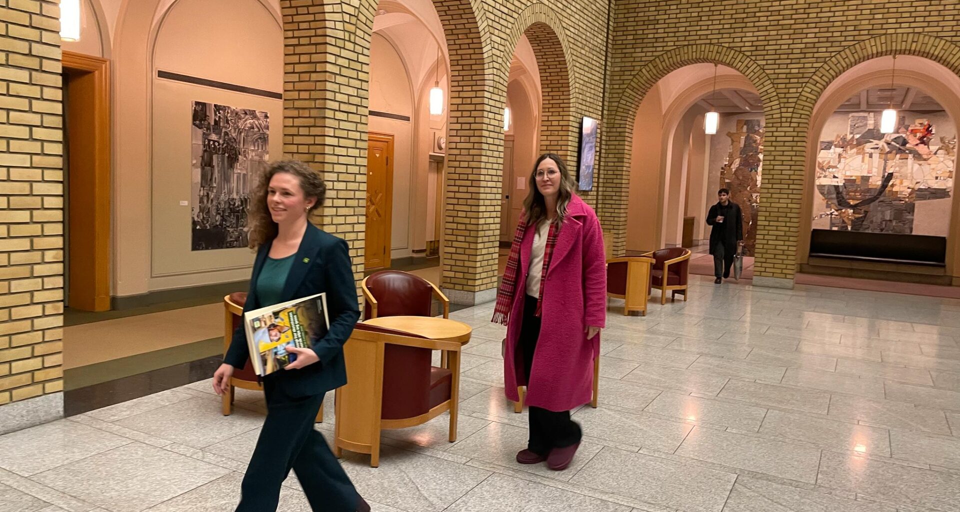 MDGs forhandler Ingrid Liland (til venstre) og lederen for Grønt kvinnenettverk Anne-Sofie Markant på vei inn til sentralstyremøte mandag kveld.