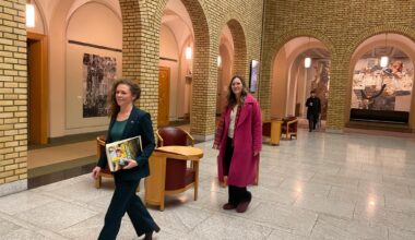 MDGs forhandler Ingrid Liland (til venstre) og lederen for Grønt kvinnenettverk Anne-Sofie Markant på vei inn til sentralstyremøte mandag kveld.