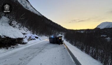 Politibil traff fjellvegg og tippet på siden