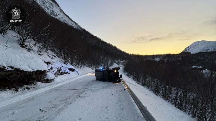 Politibil traff fjellvegg og tippet på siden
