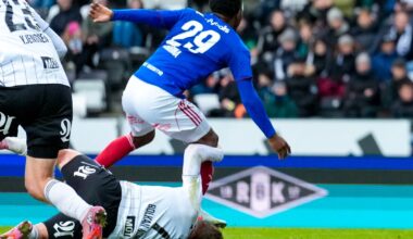 Vålerengas Brice Ambina utvist etter å ha tråkket Rosenborgs Simen Bolkan Nordli i hodet